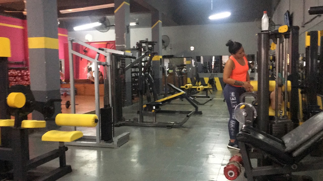Interior del gimnasio FIT form EL GIMNASIO con personas entrenando